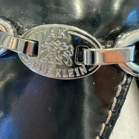 Anne Klein black leather kitten heel shoes with silver emblem size 7.5 - Picture 3 of 10